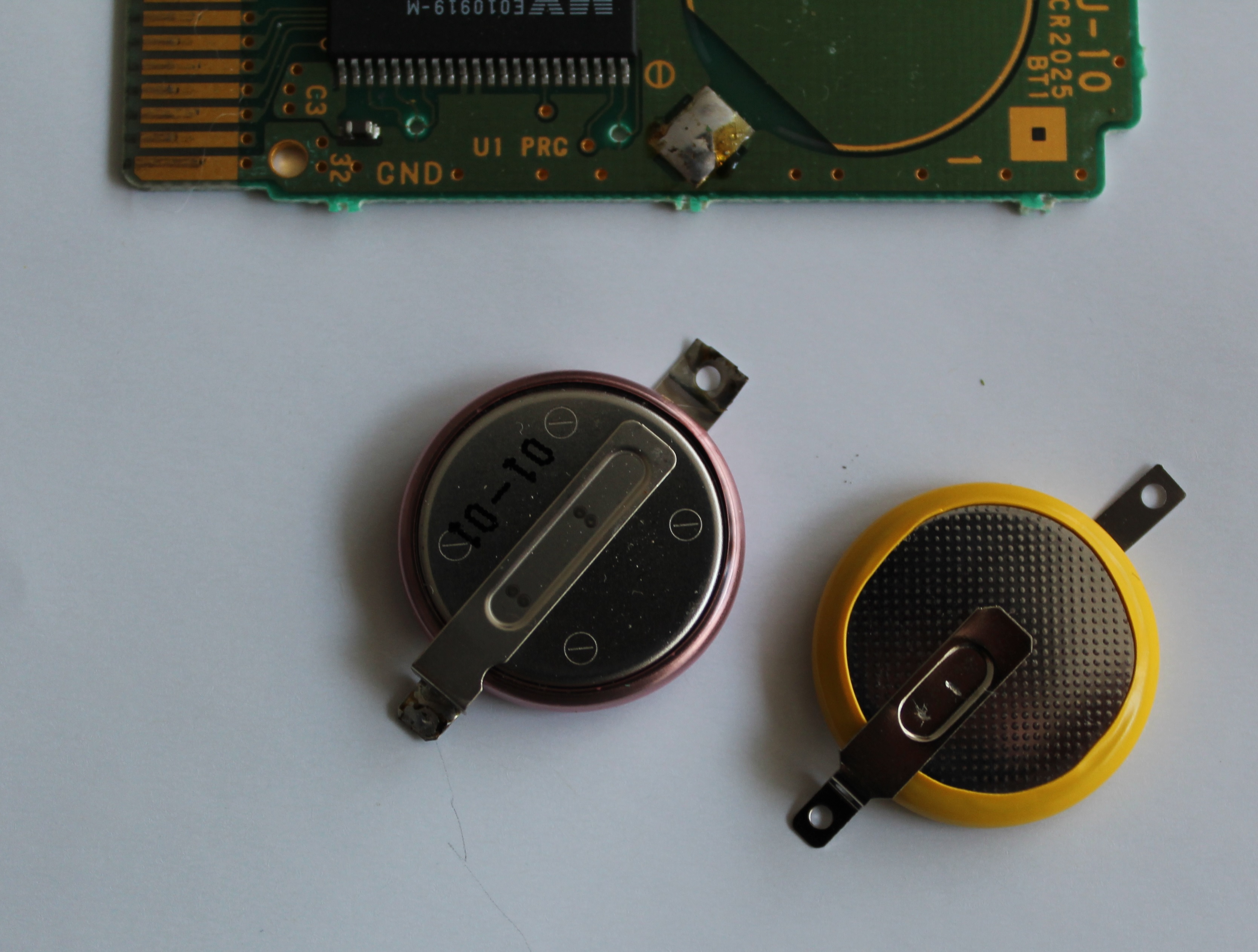 Remplacement de la pile interne d'une cartouche de Game Boy Advance -  Tutoriel de réparation iFixit